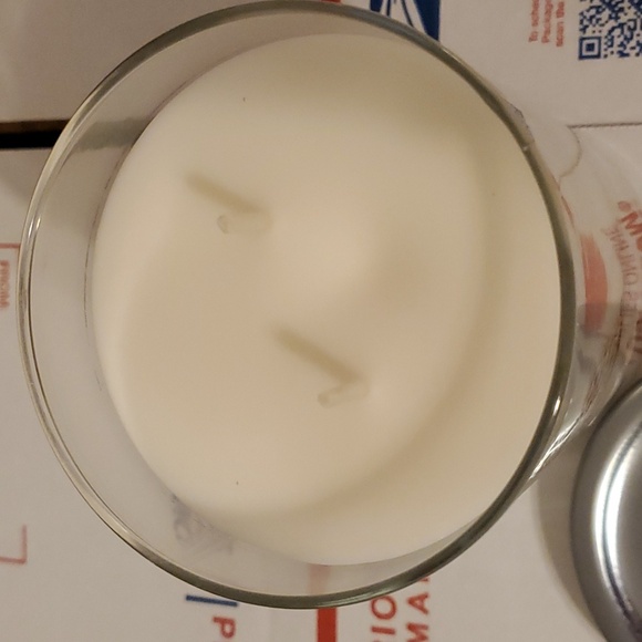 Yankee Candle Spun Sugar Flurries 2-wick 20oz large Signature jar - Picture 5 of 6